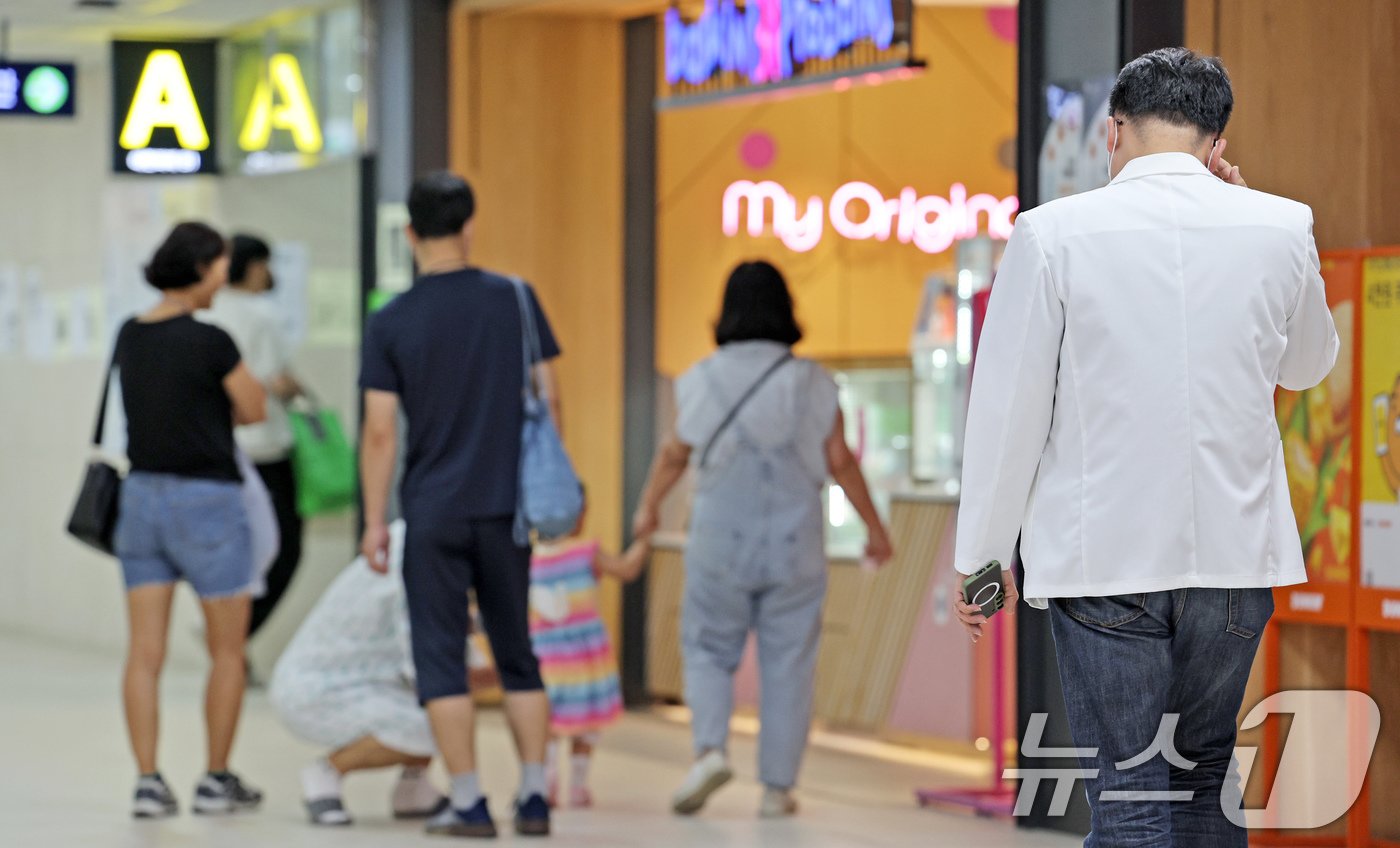 본문 이미지 - 정부가 요구한 전공의 복귀·사직 시한을 하루 앞둔 14일 오전 서울 종로구 서울대병원에서 의사가 이동하고 있다. 2024.7.14/뉴스1 ⓒ News1 장수영 기자