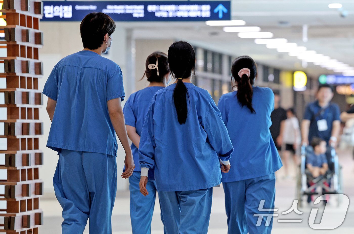 본문 이미지 - 정부가 요구한 전공의 복귀·사직 시한을 하루 앞둔 14일 오전 서울 종로구 서울대병원에서 의료진이 이동하고 있다. 2024.7.14/뉴스1 ⓒ News1 장수영 기자