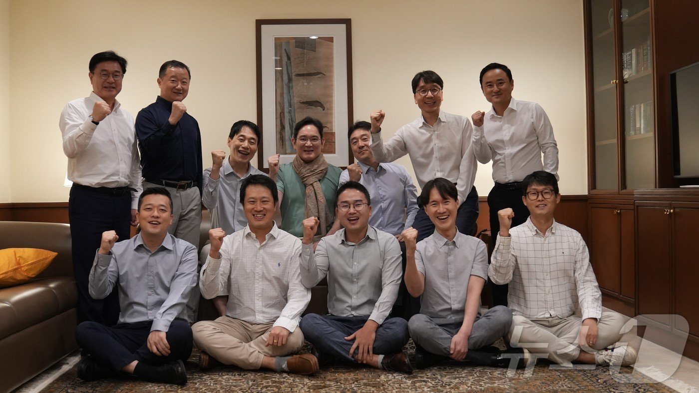 본문 이미지 - 13일&#40;현지시각&#41; 이재용 삼성전자 회장이 인도 뭄바이에서 현지 임직원들과 간담회를 가진후 기념사진을 촬영하고 있다.&#40;삼성전자 제공&#41;