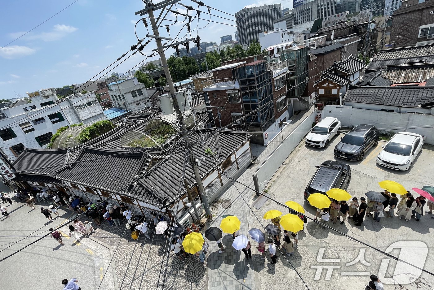 본문 이미지 - 초복을 하루 앞둔 14일 서울 종로구의 한 삼계탕 전문점을 찾은 시민들이 길게 줄을 지어 입장 순서를 기다리고 있다. 2024.7.14/뉴스1 ⓒ News1 오대일 기자