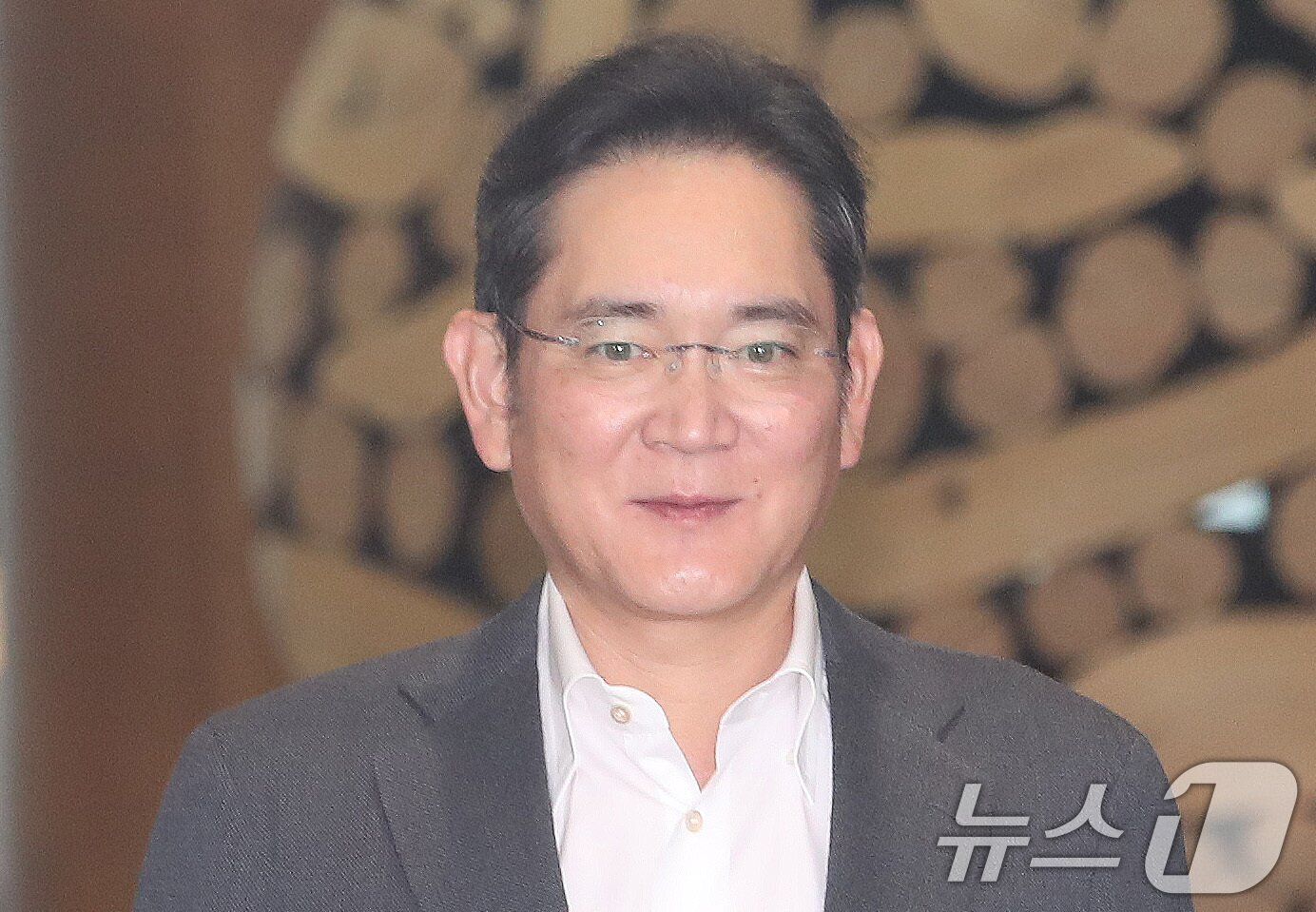 본문 이미지 - 이재용 삼성전자 회장이 지난 2024년 7월14일 아시아 최고 갑부로 꼽히는 무케시 암바니 인도 릴라이언스그룹 회장 막내아들 결혼식 참석을 마치고 14일 오후 서울 강서구 서울김포비즈니스항공센터를 통해 귀국하고 있다. 2024.7.14/뉴스1 ⓒ News1 임세영 기자