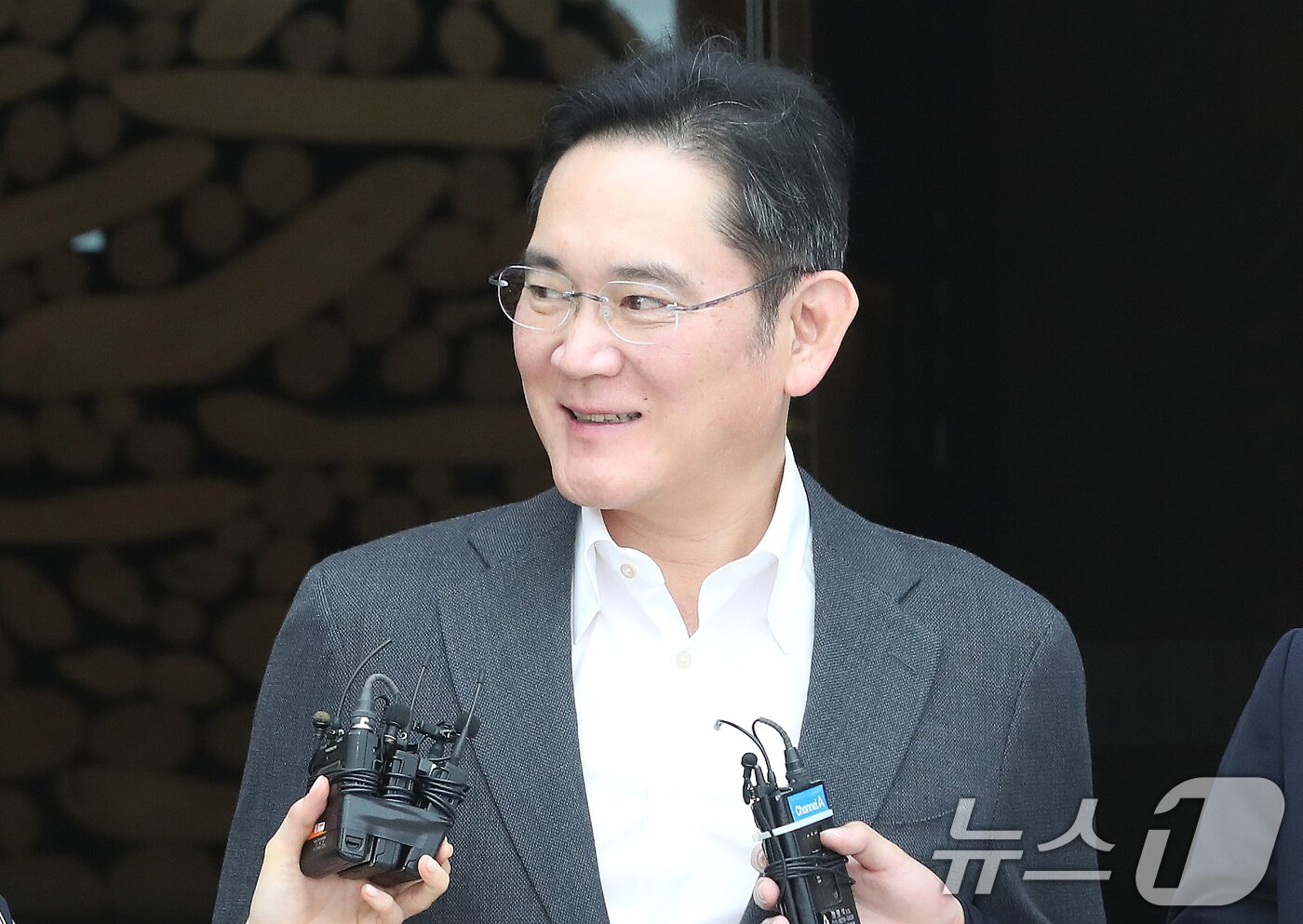 본문 이미지 - 이재용 삼성전자 회장이 아시아 최고 갑부로 꼽히는 무케시 암바니 인도 릴라이언스그룹 회장 막내아들 결혼식 참석을 마치고 14일 오후 서울 강서구 서울김포비즈니스항공센터를 통해 귀국하고 있다. 2024.7.14/뉴스1 ⓒ News1 임세영 기자