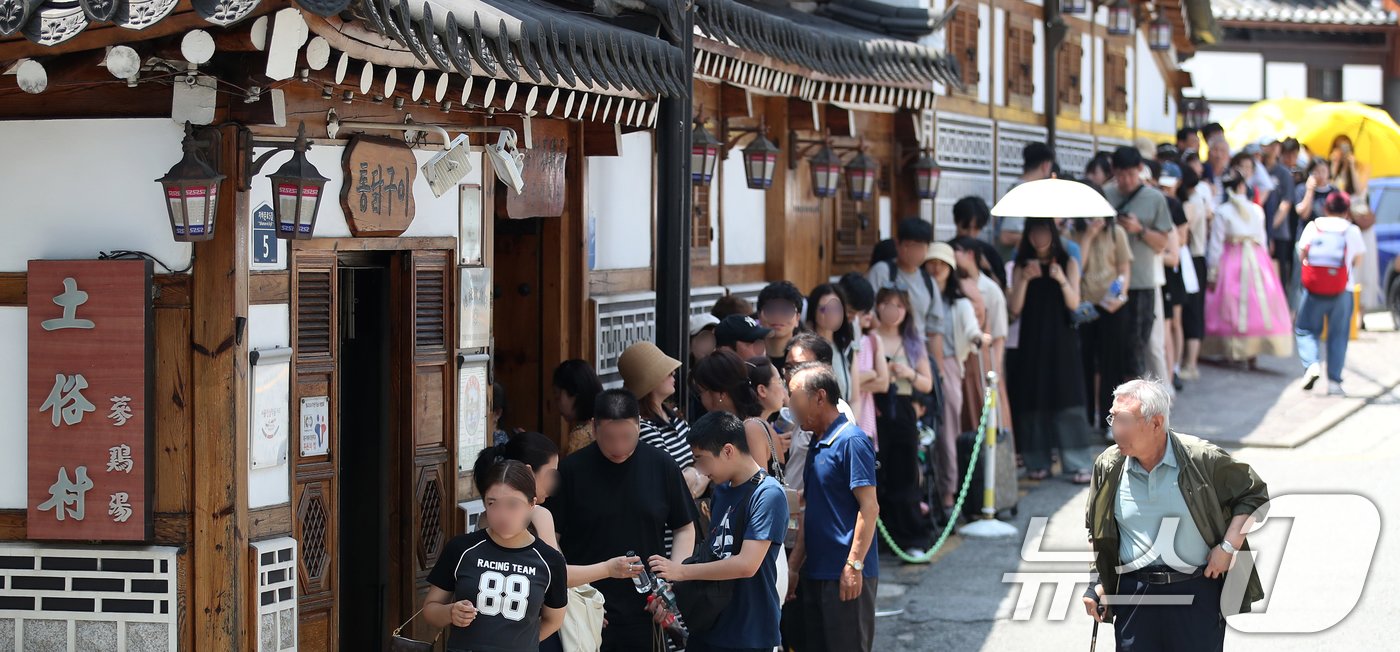 초복을 하루 앞둔 14일 서울 종로구의 한 삼계탕 전문점을 찾은 시민들이 길게 줄을 지어 입장 순서를 기다리고 있다. 2024.7.14/뉴스1 ⓒ News1 오대일 기자