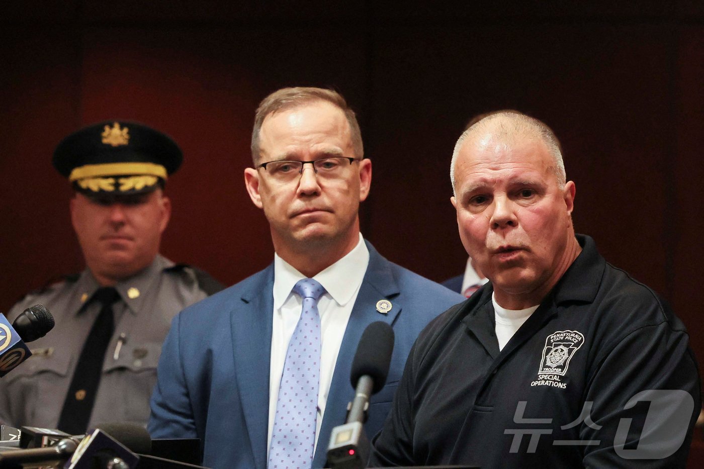 본문 이미지 - 13일(현지시간) 도널드 트럼프 전 미국 대통령에 대한 암살 시도 사건이 벌어진 펜실베이니아주 버틀러 카운티에서 주 경찰과 미 연방수사국(FBI) 요원이 공동 브리핑을 하고 있다. 2024.7.13 ⓒ 로이터=뉴스1 ⓒ News1 강민경 기자