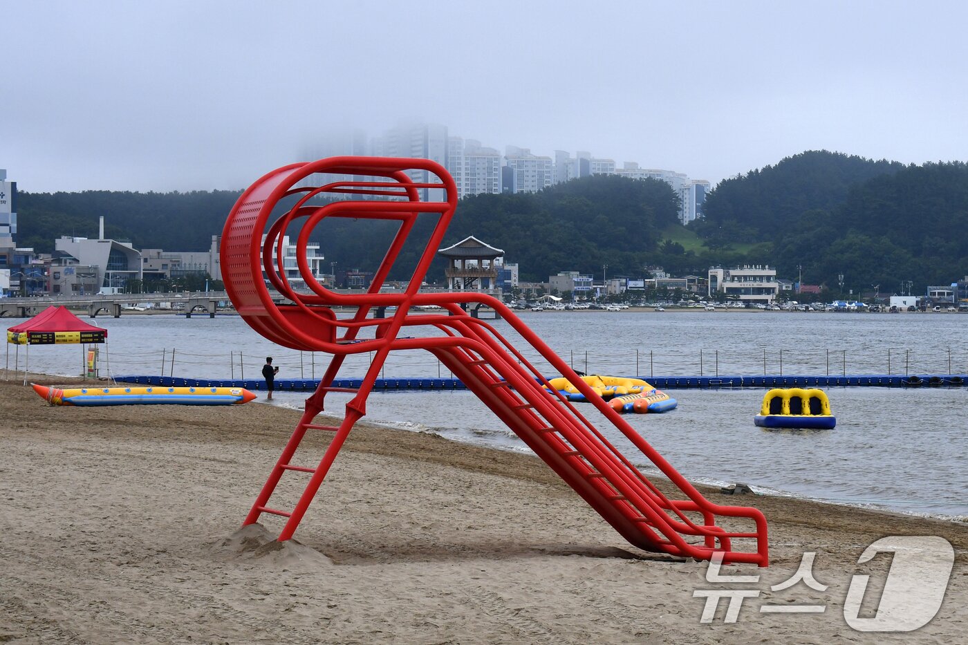 본문 이미지 - 비 소식에 관광객들의 발길이 끊어져 한산한 경북 포항시 북구 영일대해수욕장. 2024.7.14/뉴스1 ⓒ News1 최창호 기자