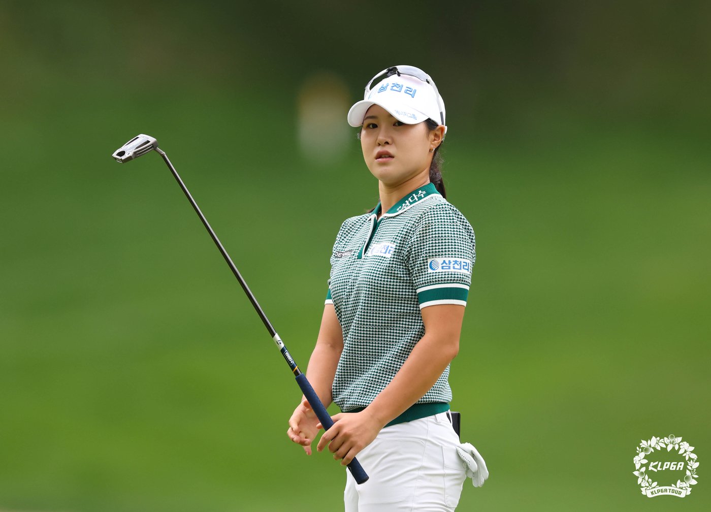 본문 이미지 - 고지우가 14일 강원도 정선에 위치한 하이원CC에서 열린 '하이원 리조트 여자오픈' FR 4번홀에서 퍼팅을 하고 있다. (KLPGT 제공) 2024.7.14/뉴스1 ⓒ News1 송원영 기자