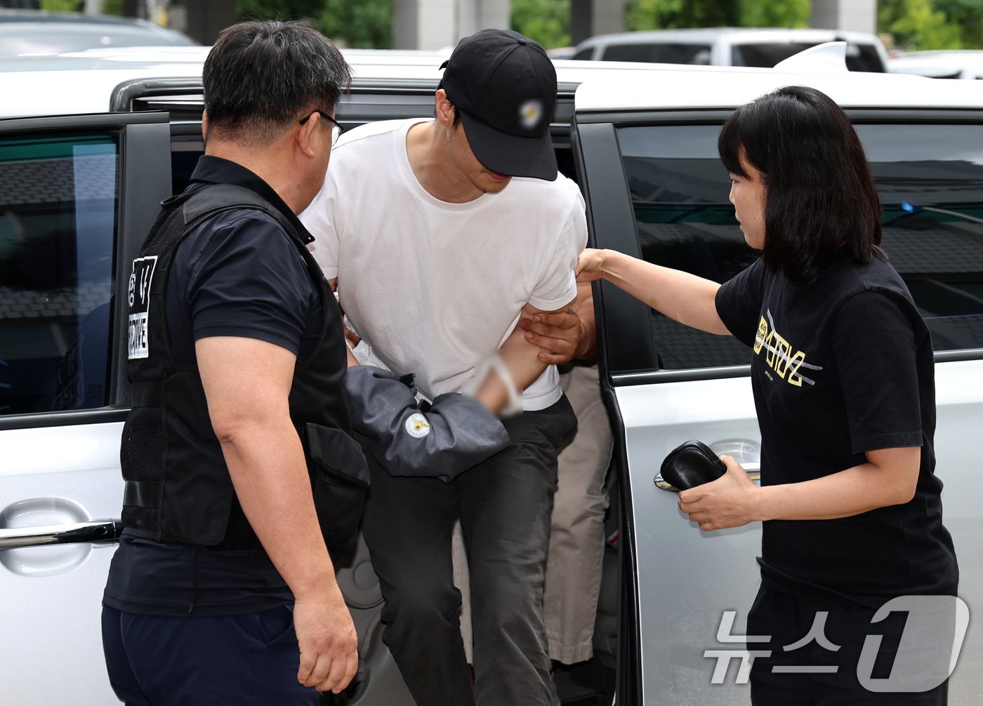 본문 이미지 - 자신이 운영하는 태권도장에서 5살 남자아이를 심정지 상태로 빠뜨린 관장이 14일 오후 경기 의정부지방법원에서 열리는 구속 전 피의자 심문(영장실질심사)을 받기 위해 출석하고 있다. 태권도 관장 A씨는 A 씨는 지난 12일 오후 양주시 덕계동 자신의 체육관에서 B군을 매트 사이에 거꾸로 넣은 채 10~20분가량 방치해 중태에 빠지게 한 혐의를 받고 있다. 2024.7.14/뉴스1 ⓒ News1 구윤성 기자