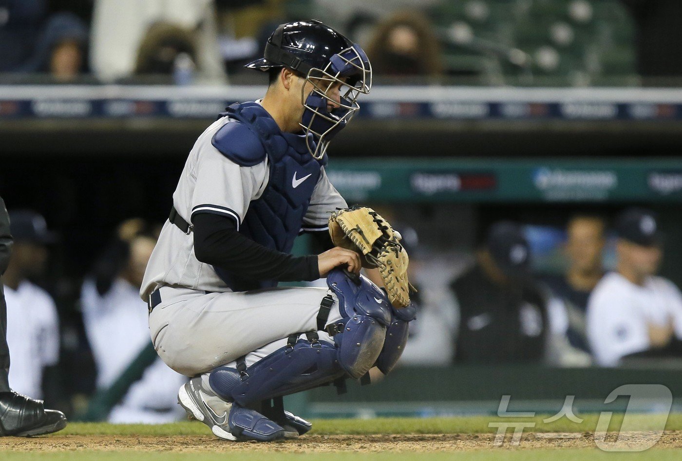 본문 이미지 - 메이저리그에서 포수가 피치컴을 통해 사인을 보내고 있는 모습. ⓒ AFP=뉴스1