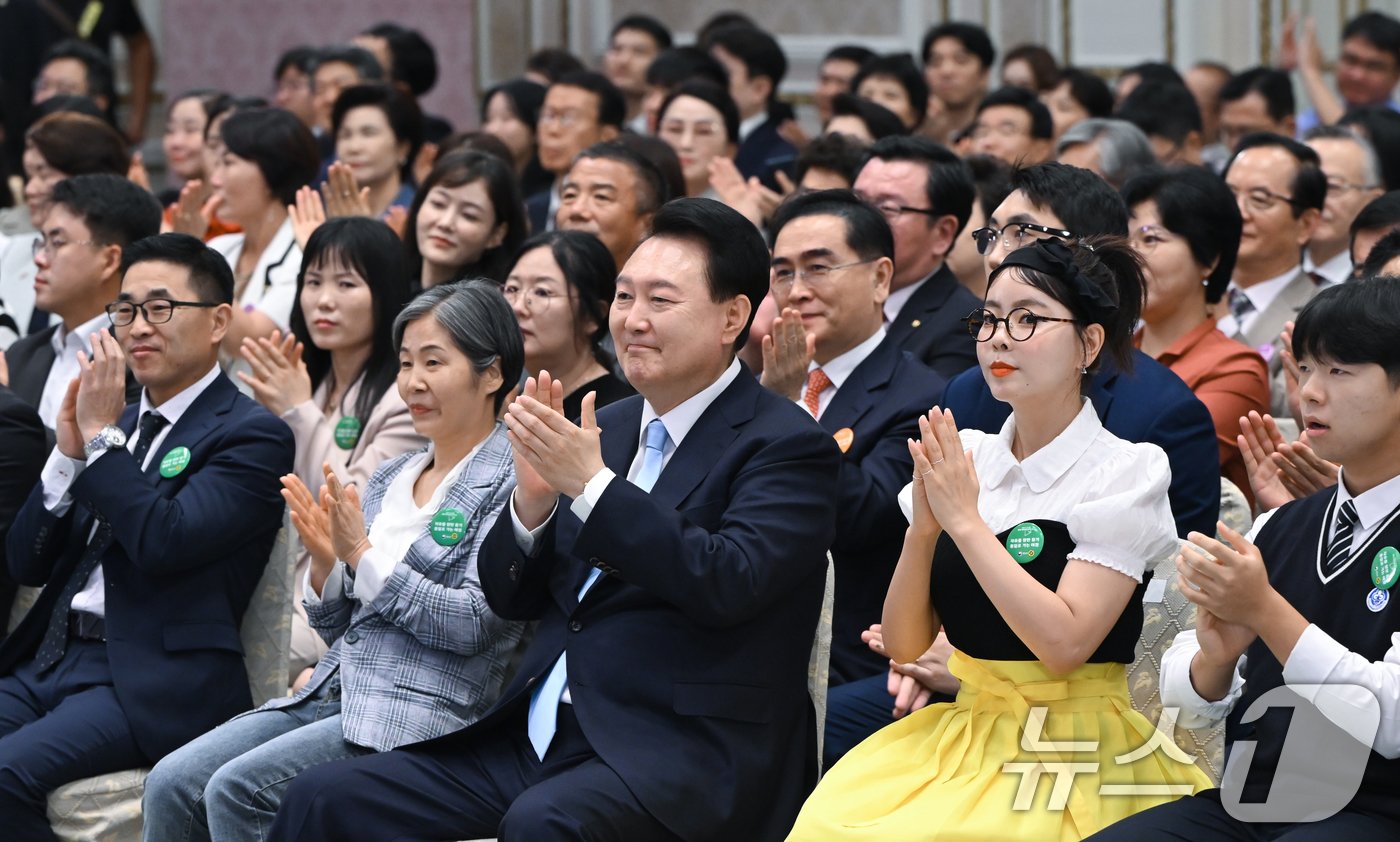 윤석열 대통령이 14일 청와대 영빈관에서 열린 &#39;제1회 북한이탈주민의날 기념식&#39;에서 박수치고 있다. &#40;대통령실 제공&#41; 2024.7.14/뉴스1 ⓒ News1 송원영 기자