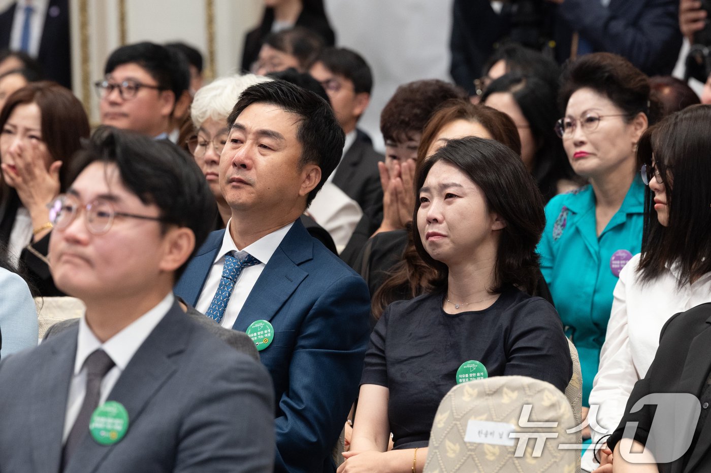 14일 청와대 영빈관에서 열린 &#39;제1회 북한이탈주민의날 기념식&#39;에 참석한 탈북민들이 윤석열 대통령의 기념사를 들으며 눈물을 흘리고 있다. &#40;대통령실 제공&#41; 2024.7.14/뉴스1 ⓒ News1 송원영 기자