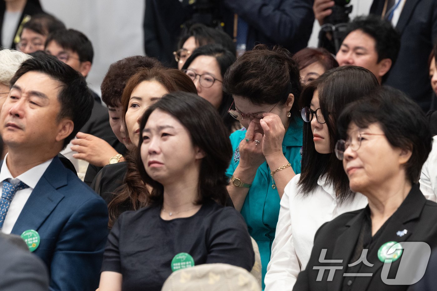 14일 청와대 영빈관에서 열린 &#39;제1회 북한이탈주민의날 기념식&#39;에 참석한 탈북민들이 윤석열 대통령의 기념사를 들으며 눈물을 흘리고 있다. &#40;대통령실 제공&#41; 2024.7.14/뉴스1 ⓒ News1 송원영 기자