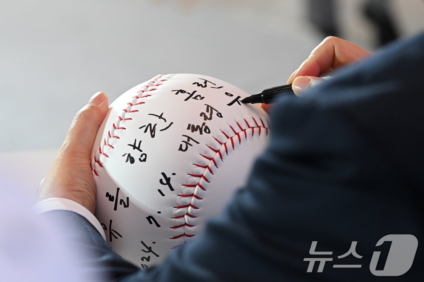 본문 이미지 - 윤석열 대통령이 14일 청와대 영빈관에서 열린 탈북민 청소년 야구단 '챌린저스'의 미국 방문 출정식에서 대형 야구공에 '자유를 향한 홈런' 격려 문구와 친필 서명을 하고 있다. (대통령실 제공) 2024.7.14/뉴스1 ⓒ News1 송원영 기자
