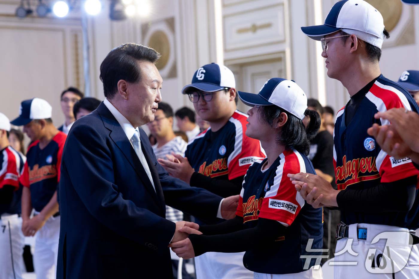 (서울=뉴스1) 송원영 기자 = 윤석열 대통령이 14일 청와대 영빈관에서 열린 탈북민 청소년 야구단 '챌린저스'의 미국 방문 출정식에서 야구단원들을 격려하고 있다. (대통령실 제공 …