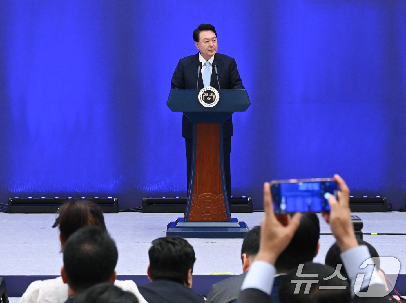 본문 이미지 - 윤석열 대통령이 14일 청와대 영빈관에서 열린 '제1회 북한이탈주민의날 기념식'에서 기념사를 하고 있다. (대통령실 제공) 2024.7.14/뉴스1 ⓒ News1 송원영 기자