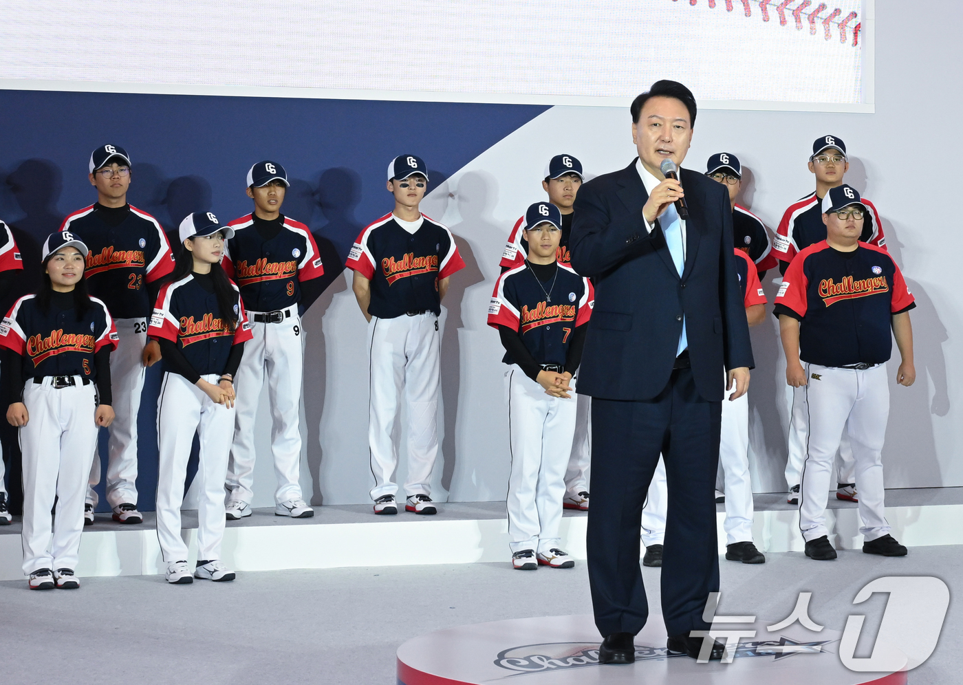 (서울=뉴스1) 송원영 기자 = 윤석열 대통령이 14일 청와대 영빈관에서 열린 탈북민 청소년 야구단 '챌린저스'의 미국 방문 출정식에서 격려사를 하고 있다. (대통령실 제공) 20 …