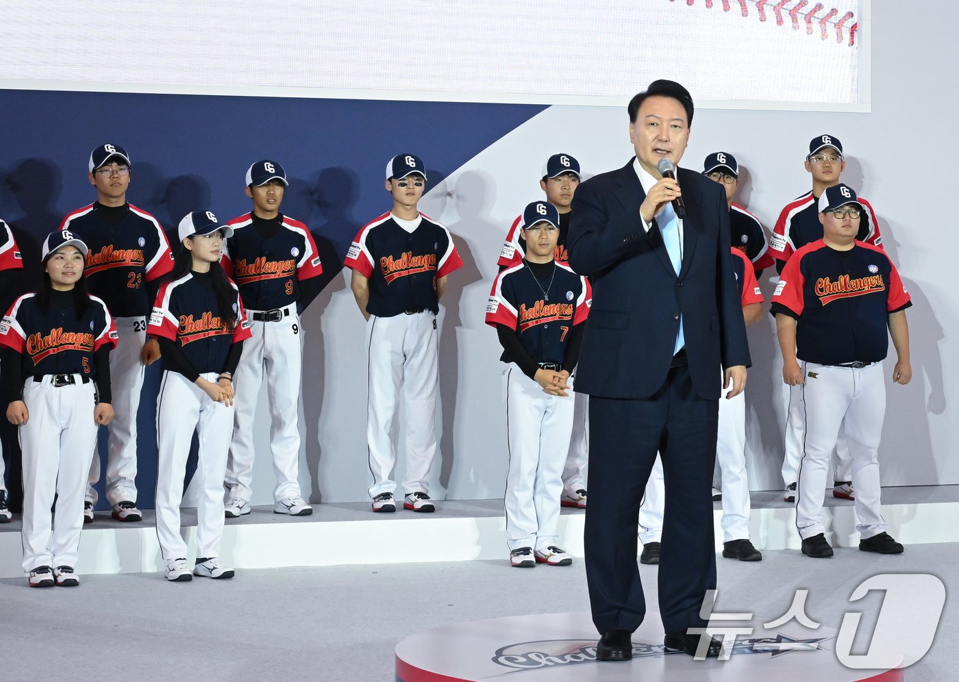 본문 이미지 - 윤석열 대통령이 14일 청와대 영빈관에서 열린 탈북민 청소년 야구단 '챌린저스'의 미국 방문 출정식에서 격려사를 하고 있다. (대통령실 제공) 2024.7.14/뉴스1 ⓒ News1 송원영 기자