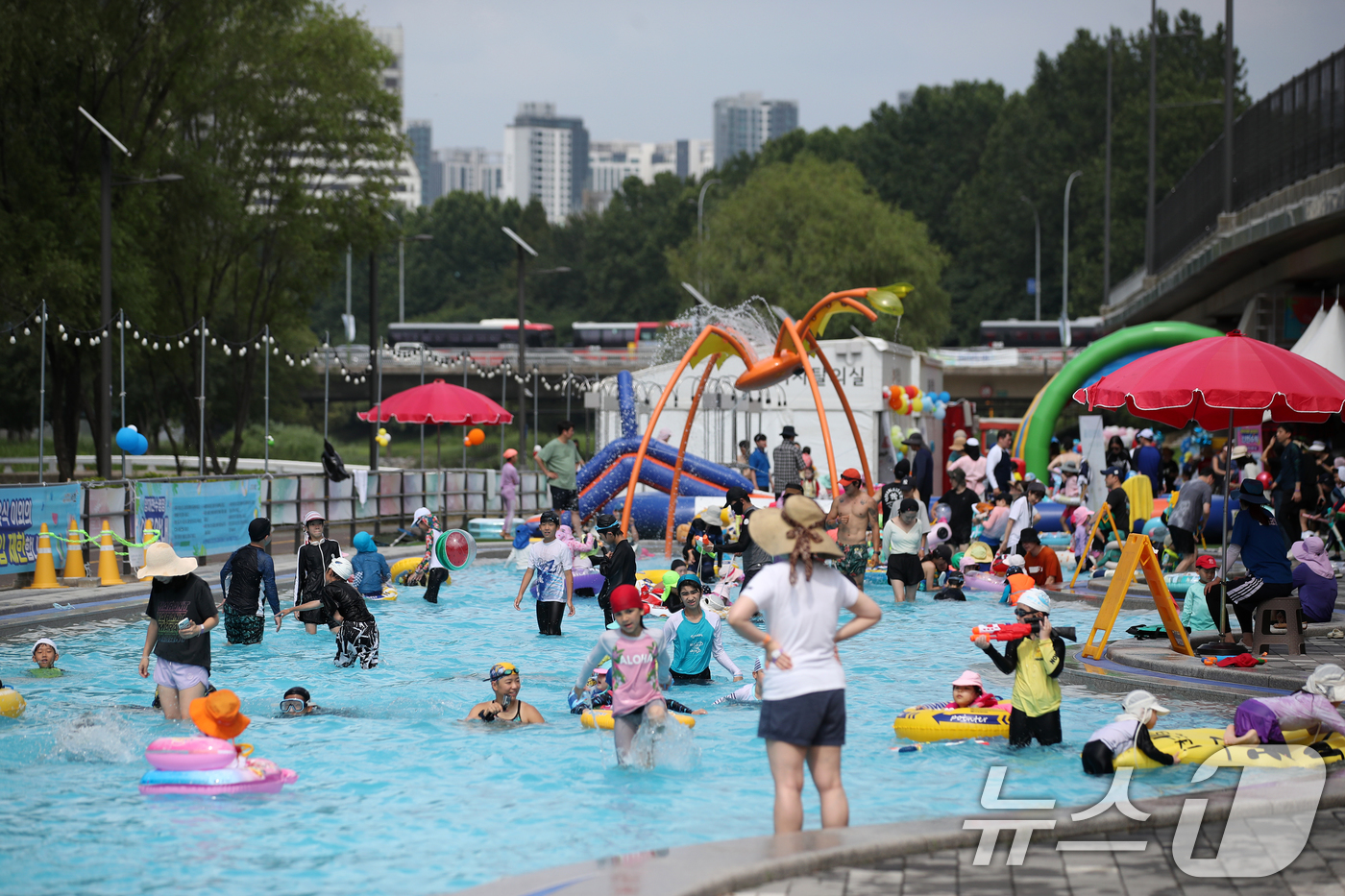 (서울=뉴스1) 이승배 기자 = 무더운 날씨가 이어지고 있는 14일 서울 서초구 양재천 수영장을 찾은 어린이들이 물놀이를 하며 더위를 식히고 있다.수영장은 다음 달 18일까지 매일 …