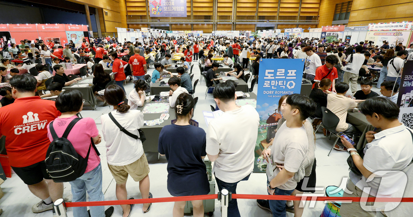 (서울=뉴스1) 장수영 기자 = 14일 오후 서울 강남구 삼성동 코엑스에서 열린 '2024 보드게임콘'을 찾은 시민들이 다양한 보드게임을 즐기고 있다. 2024.7.14/뉴스1