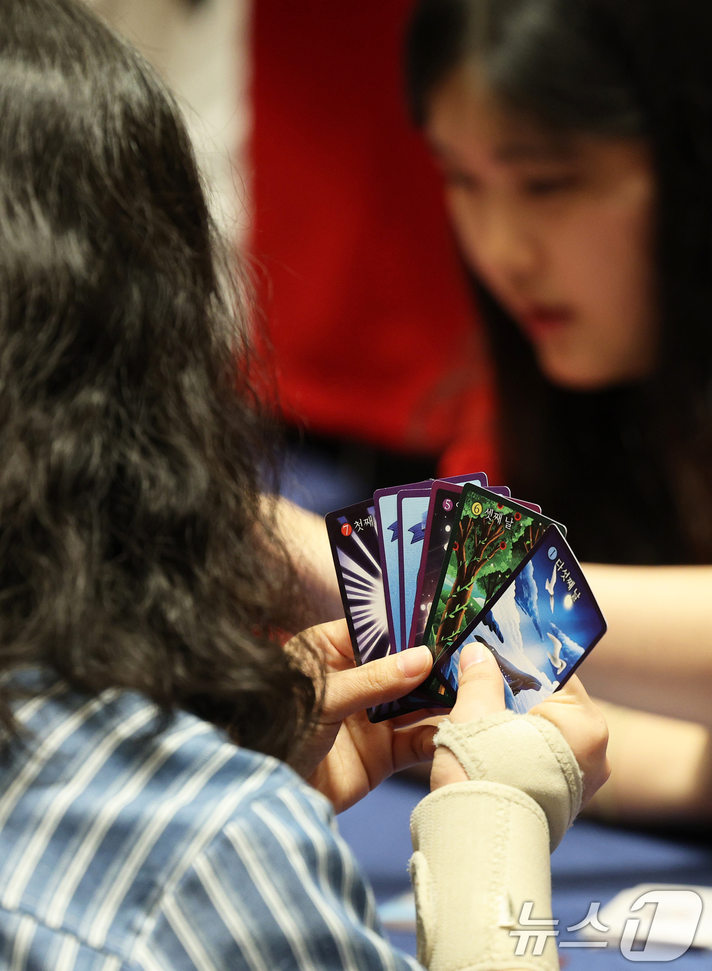 (서울=뉴스1) 장수영 기자 = 14일 오후 서울 강남구 삼성동 코엑스에서 열린 '2024 보드게임콘'을 찾은 시민들이 보드게임을 즐기고 있다. 2024.7.14/뉴스1