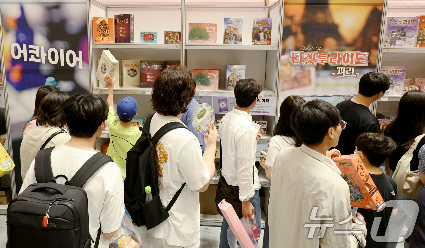 (서울=뉴스1) 장수영 기자 = 14일 오후 서울 강남구 삼성동 코엑스에서 열린 '2024 보드게임콘'을 찾은 시민들이 보드게임을 구매하고 있다. 2024.7.14/뉴스1