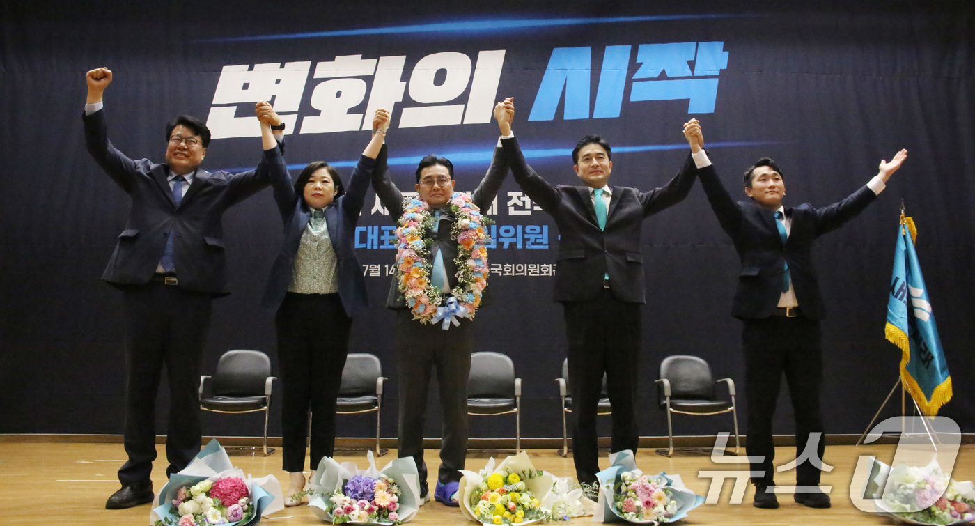 (서울=뉴스1) 김민지 기자 = 전병헌 새로운미래 신임 당대표(가운데)가 14일 서울 여의도 국회에서 열린 제1회 새로운미래 전국당대회 당대표 및 책임위원 선거에서 이미영·이근규· …