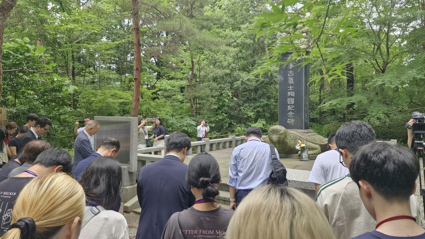 본문 이미지 - 독립유공자 후손들이 11일 일본 가나자와 육군묘지 내 위치한 윤봉길 의사 순국기념비에서 묵념하고 있다. (롯데장학재단 제공). 2024.7.11/뉴스1 ⓒ News1
