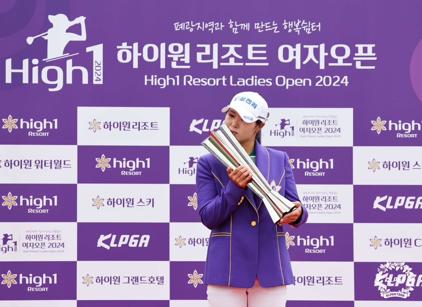 (서울=뉴스1) 김진환 기자 = 14일 강원도 정선 하이원CC에서 열린 '하이원 리조트 여자오픈' 마지막 라운드에서 우승한 고지우가 트로피에 입을 맞추고 있다. (KLPGT 제공) …