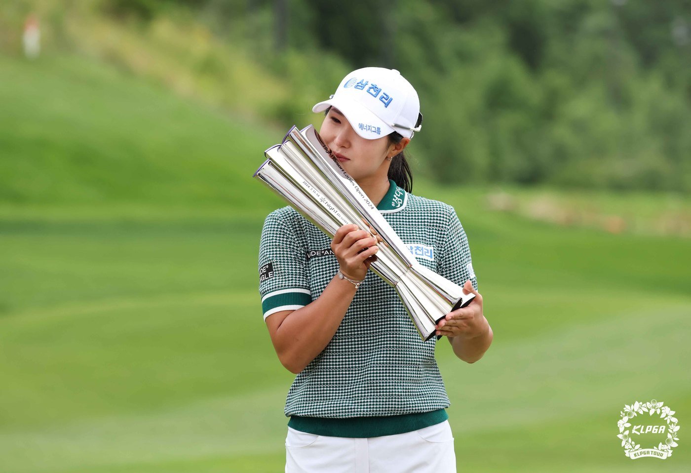 본문 이미지 - 14일 강원도 정선 하이원CC에서 열린 '하이원 리조트 여자오픈' 마지막 라운드에서 우승한 고지우가 트로피에 입을 맞추고 있다. (KLPGT 제공) 2024.7.14/뉴스1 ⓒ News1 김진환 기자