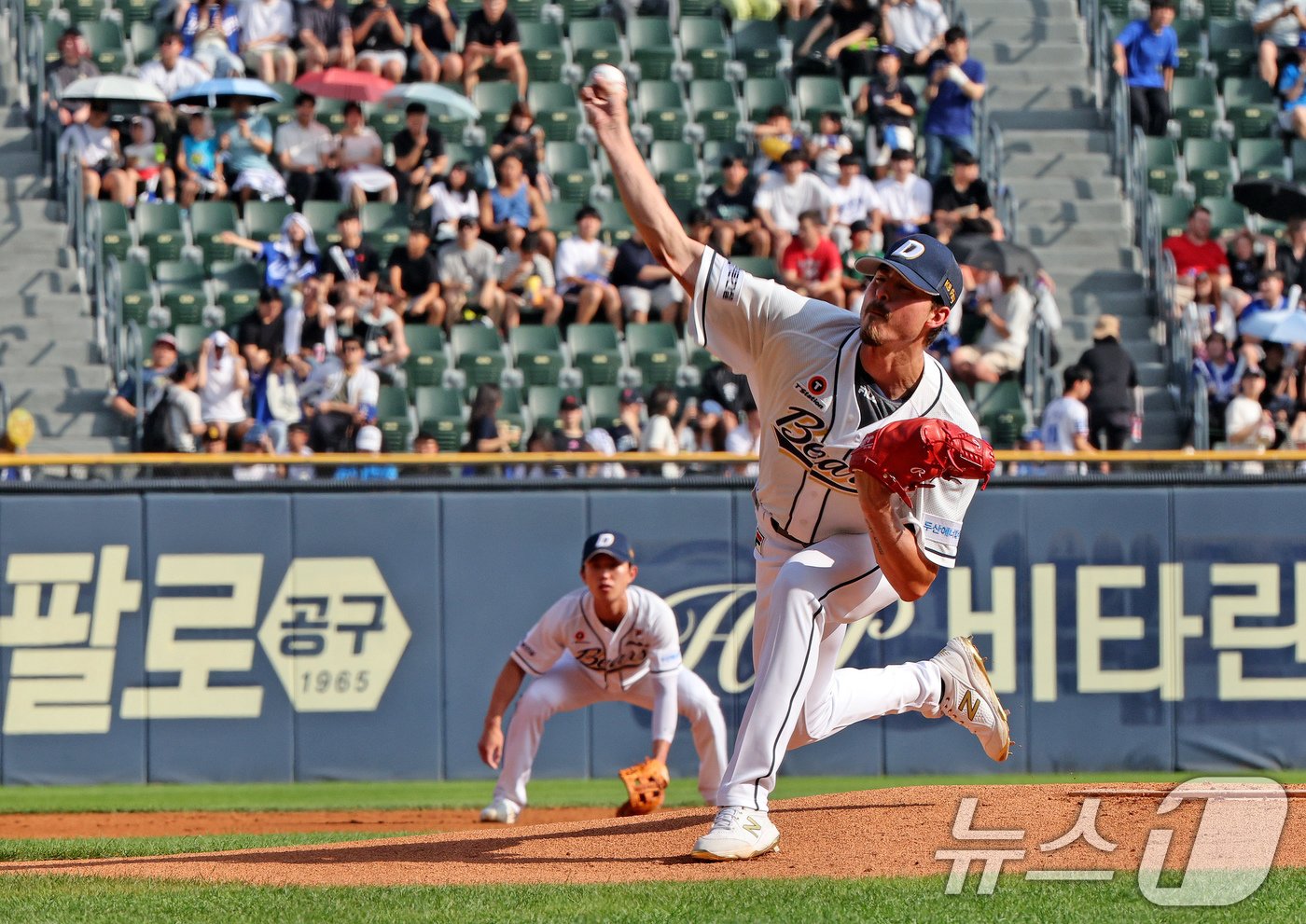 14일 오후 서울 송파구 잠실야구장에서 열린 프로야구 &#39; 2024 신한은행 SOL뱅크 KBO리그&#39; 삼성 라이온즈와 두산 베어스의 경기, 1회초 두산 선발투수 발라조빅이 역투하고 있다. 2024.7.14/뉴스1 ⓒ News1 장수영 기자