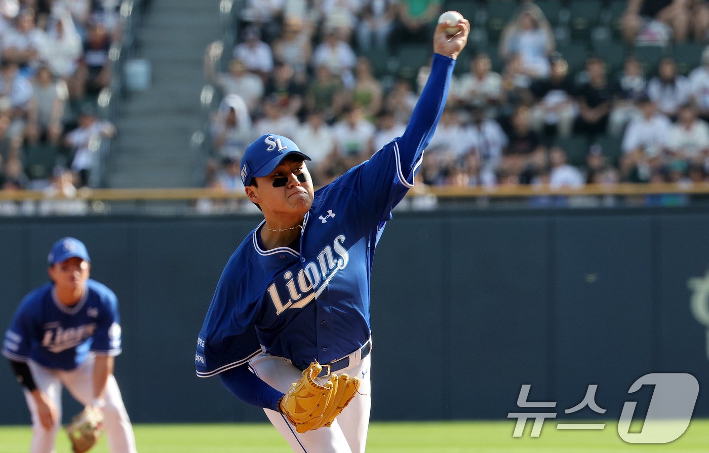 본문 이미지 - 14일 오후 서울 송파구 잠실야구장에서 열린 프로야구 ' 2024 신한은행 SOL뱅크 KBO리그' 삼성 라이온즈와 두산 베어스의 경기, 1회말 삼성 선발투수 이승현이 역투하고 있다. 2024.7.14/뉴스1 ⓒ News1 장수영 기자