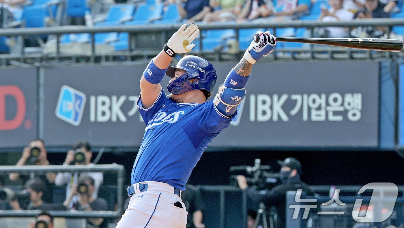 본문 이미지 - 14일 오후 서울 송파구 잠실야구장에서 열린 프로야구 ' 2024 신한은행 SOL뱅크 KBO리그' 삼성 라이온즈와 두산 베어스의 경기, 2회초 삼성 공격 2사 1루 상황에서 박병호가 큼지막한 타구를 날리고 있다. 결과는 중견수 플라이 아웃. 2024.7.14/뉴스1 ⓒ News1 장수영 기자