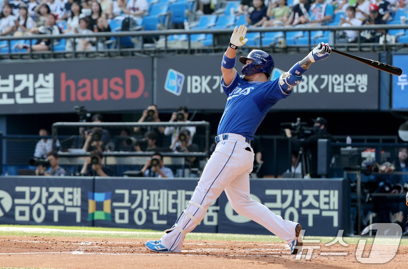 14일 오후 서울 송파구 잠실야구장에서 열린 프로야구 &#39; 2024 신한은행 SOL뱅크 KBO리그&#39; 삼성 라이온즈와 두산 베어스의 경기, 2회초 삼성 공격 2사 1루 상황에서 박병호가 큼지막한 타구를 날리고 있다. 결과는 중견수 플라이 아웃. 2024.7.14/뉴스1 ⓒ News1 장수영 기자