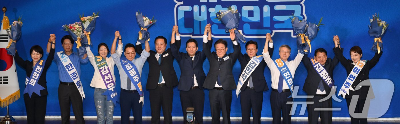 본문 이미지 - 더불어민주당 당대표와 최고위원 후보들이 14일 서울 여의도 국회도서관 대강당에서 열린 제1차 전국당원대회 최고위원 예비경선에서 기념촬영을 하고 있다. 왼쪽부터 전현희, 한준호, 강선우, 정봉주, 김두관, 김지수, 이재명, 김민석, 민형배, 김병주, 이언주 의원. (공동취재) 2024.7.14/뉴스1 ⓒ News1 김민지 기자