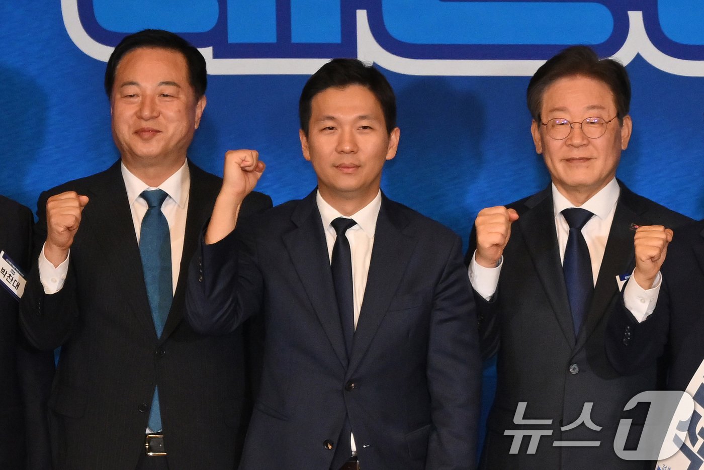 본문 이미지 - 김두관, 김지수, 이재명 더불어민주당 당대표가 14일 서울 여의도 국회도서관 대강당에서 열린 제1차 전국당원대회 최고위원 예비경선에서 기념촬영을 하고 있다. (공동취재) 2024.7.14/뉴스1 ⓒ News1 김민지 기자