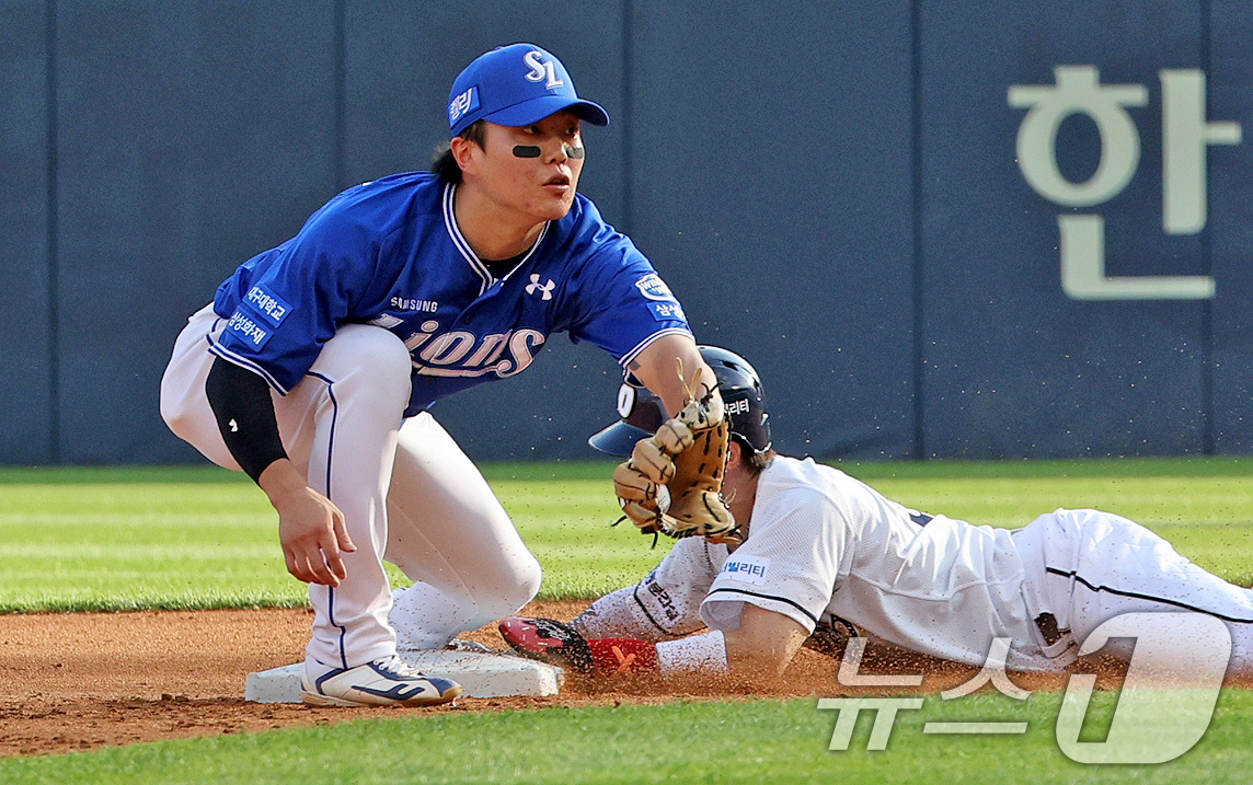 (서울=뉴스1) 장수영 기자 = 14일 오후 서울 송파구 잠실야구장에서 열린 프로야구 ' 2024 신한은행 SOL뱅크 KBO리그' 삼성 라이온즈와 두산 베어스의 경기, 3회말 두산 …