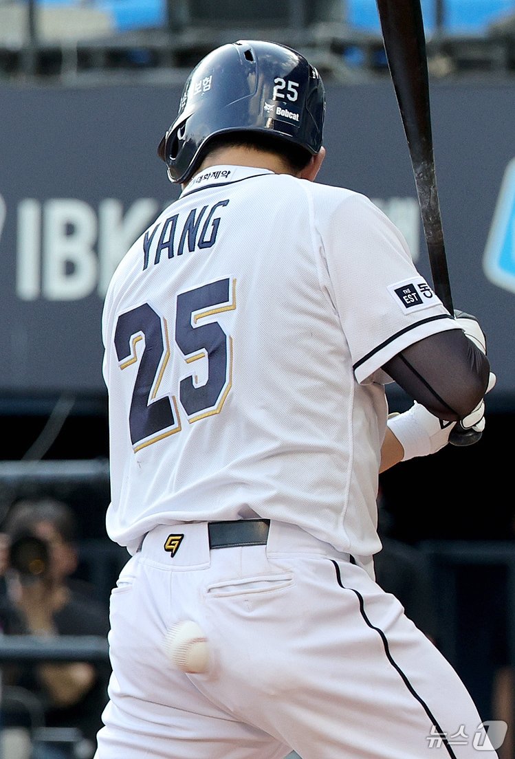 본문 이미지 - 14일 오후 서울 송파구 잠실야구장에서 열린 프로야구 ' 2024 신한은행 SOL뱅크 KBO리그' 삼성 라이온즈와 두산 베어스의 경기, 4회말 두산 공격 1사 1루 상황에서 타석에 선 양의지가 투수의 공에 맞고 있다. 2024.7.14/뉴스1 ⓒ News1 장수영 기자