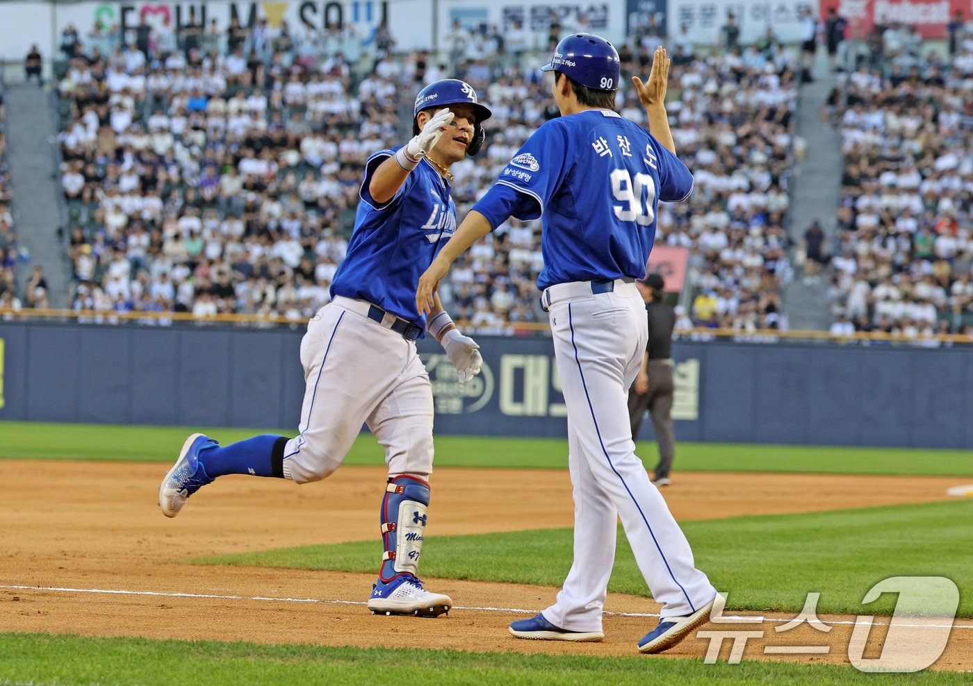 본문 이미지 - 14일 오후 서울 송파구 잠실야구장에서 열린 프로야구 ' 2024 신한은행 SOL뱅크 KBO리그' 삼성 라이온즈와 두산 베어스의 경기, 7회초 삼성 공격 2사 1,2루 상황에서 강민호가 역전 3점 홈런을 친 뒤 3루 코치와 하이파이브 하고 있다. 2024.7.14/뉴스1 ⓒ News1 장수영 기자