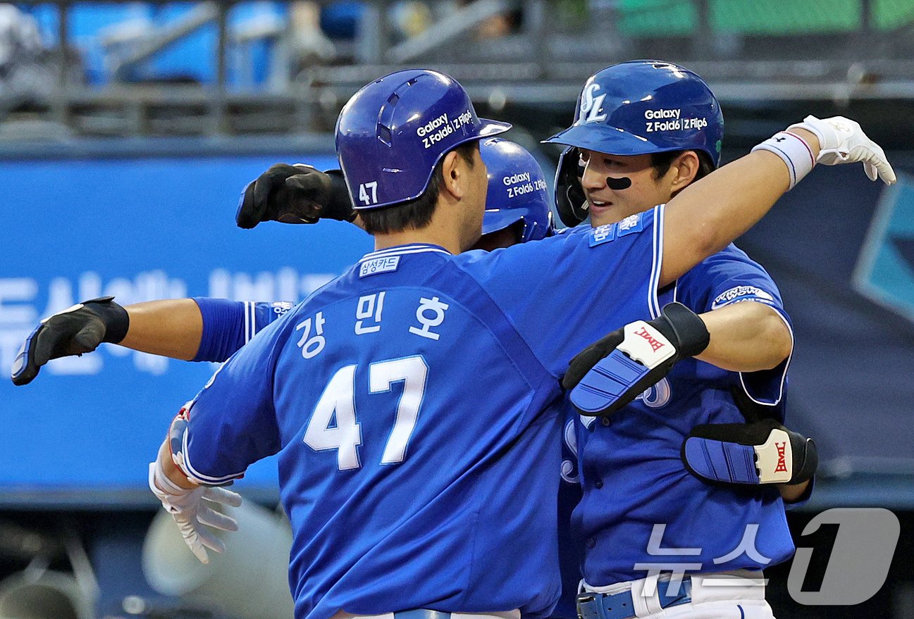 14일 오후 서울 송파구 잠실야구장에서 열린 프로야구 &#39; 2024 신한은행 SOL뱅크 KBO리그&#39; 삼성 라이온즈와 두산 베어스의 경기, 7회초 삼성 공격 2사 1,2루 상황에서 강민호가 역전 3점 홈런을 친 뒤 선행주자 이재현, 구자욱과 기뻐하고 있다. 2024.7.14/뉴스1 ⓒ News1 장수영 기자