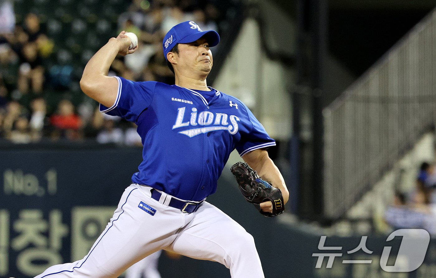 본문 이미지 - 14일 오후 서울 송파구 잠실야구장에서 열린 프로야구 ' 2024 신한은행 SOL뱅크 KBO리그' 삼성 라이온즈와 두산 베어스의 경기, 9회말 삼성 오승환이 등판해 역투하고 있다. 2024.7.14/뉴스1 ⓒ News1 장수영 기자