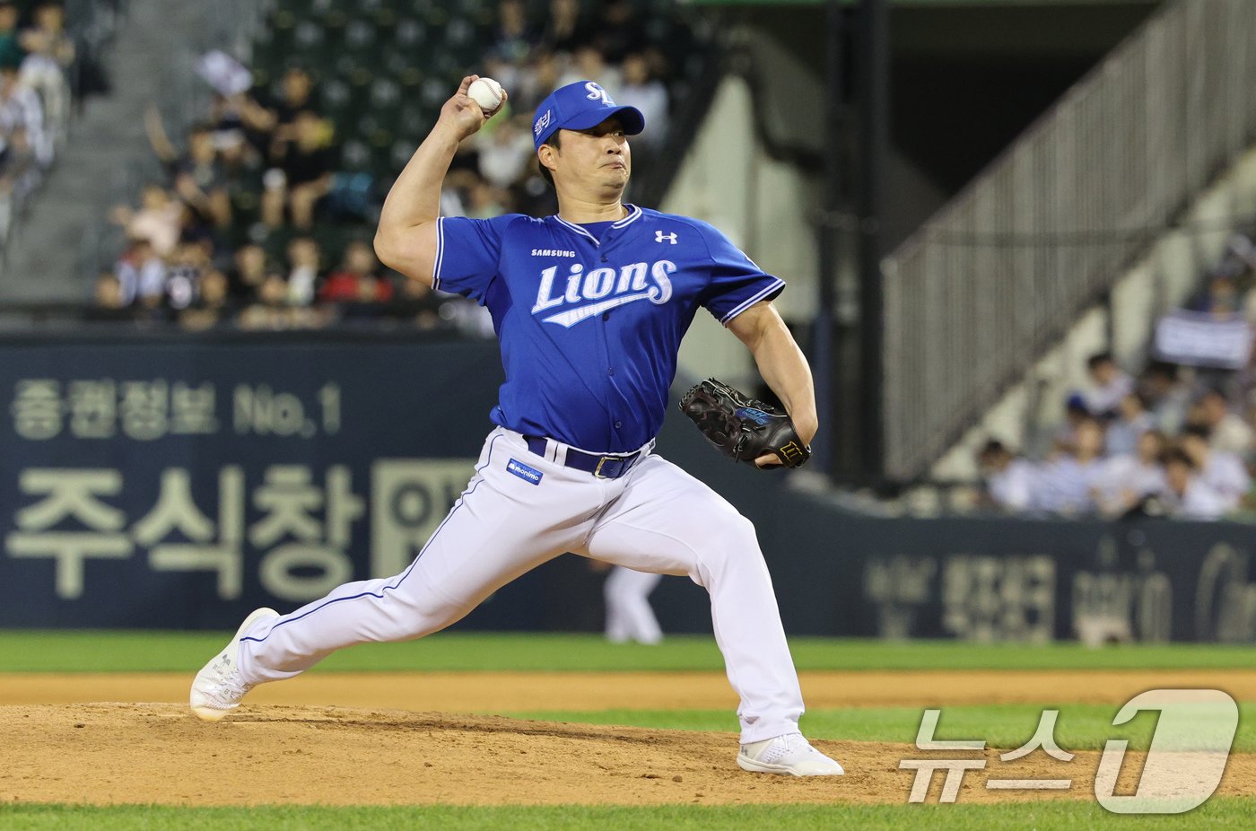 본문 이미지 - 14일 오후 서울 송파구 잠실야구장에서 열린 프로야구 ' 2024 신한은행 SOL뱅크 KBO리그' 삼성 라이온즈와 두산 베어스의 경기, 9회말 삼성 오승환이 등판해 역투하고 있다. 2024.7.14/뉴스1 ⓒ News1 장수영 기자