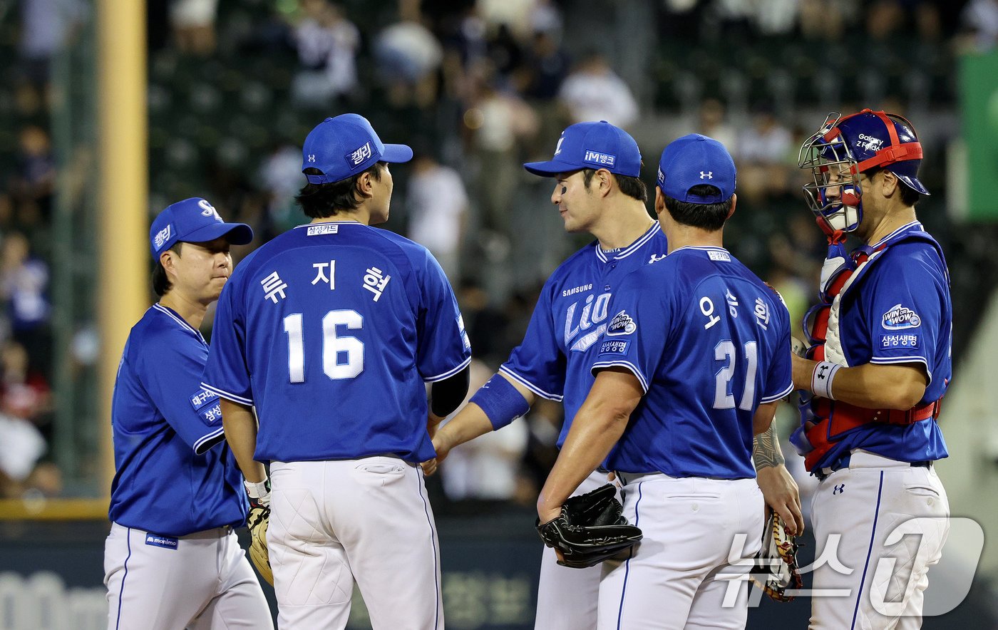 본문 이미지 - 14일 오후 서울 송파구 잠실야구장에서 열린 프로야구 ' 2024 신한은행 SOL뱅크 KBO리그' 삼성 라이온즈와 두산 베어스의 경기에서 6대 2로 승리한 삼성 선수들이 자축하고 있다. 2024.7.14/뉴스1 ⓒ News1 장수영 기자