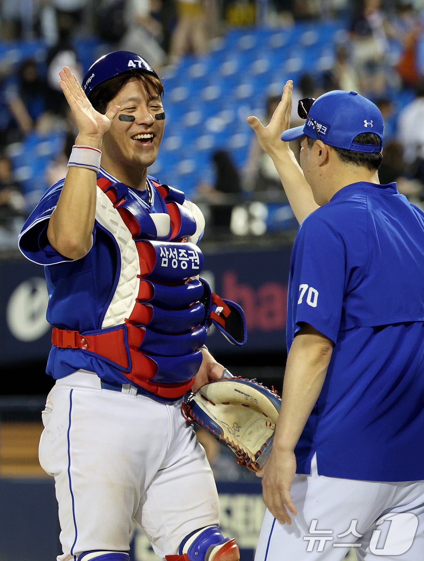 14일 오후 서울 송파구 잠실야구장에서 열린 프로야구 &#39; 2024 신한은행 SOL뱅크 KBO리그&#39; 삼성 라이온즈와 두산 베어스의 경기에서 6대 2로 승리한 삼성 강민호가 박진만 감독과 하이파이브 하고 있다. 2024.7.14/뉴스1 ⓒ News1 장수영 기자