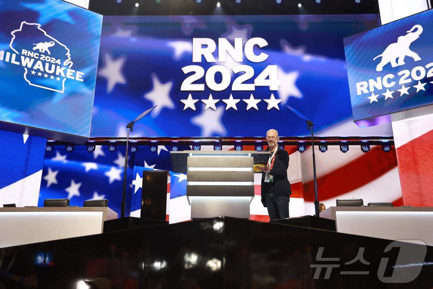 본문 이미지 - 미 공화당 전당대회(RNC)가 열리는 위스콘신주 밀워키시 파이서브포럼 경기장이 13일(현지시간) 준비를 거의 마치고 개막만 기다리고 있다. 2024.07.14. ⓒ AFP=뉴스1 ⓒ News1 강민경 기자