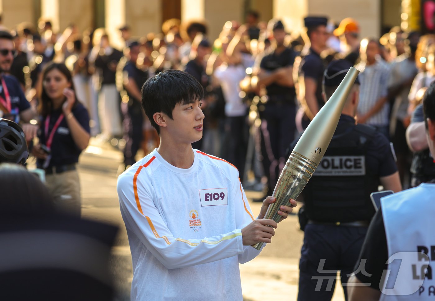 본문 이미지 - 2024 파리 올림픽 성화 봉송 주자로 나선 아이돌 그룹 방탄소년단&#40;BTS&#41;의 맏형 진이 프랑스 혁명기념일인 14일&#40;현지시간&#41; 프랑스 파리 루브르 박물관 인근 도로에서 이전 주자에게 성화를 전달받기 위해 기다리고 있다. 2024.7.15/뉴스1 ⓒ News1 이준성 기자