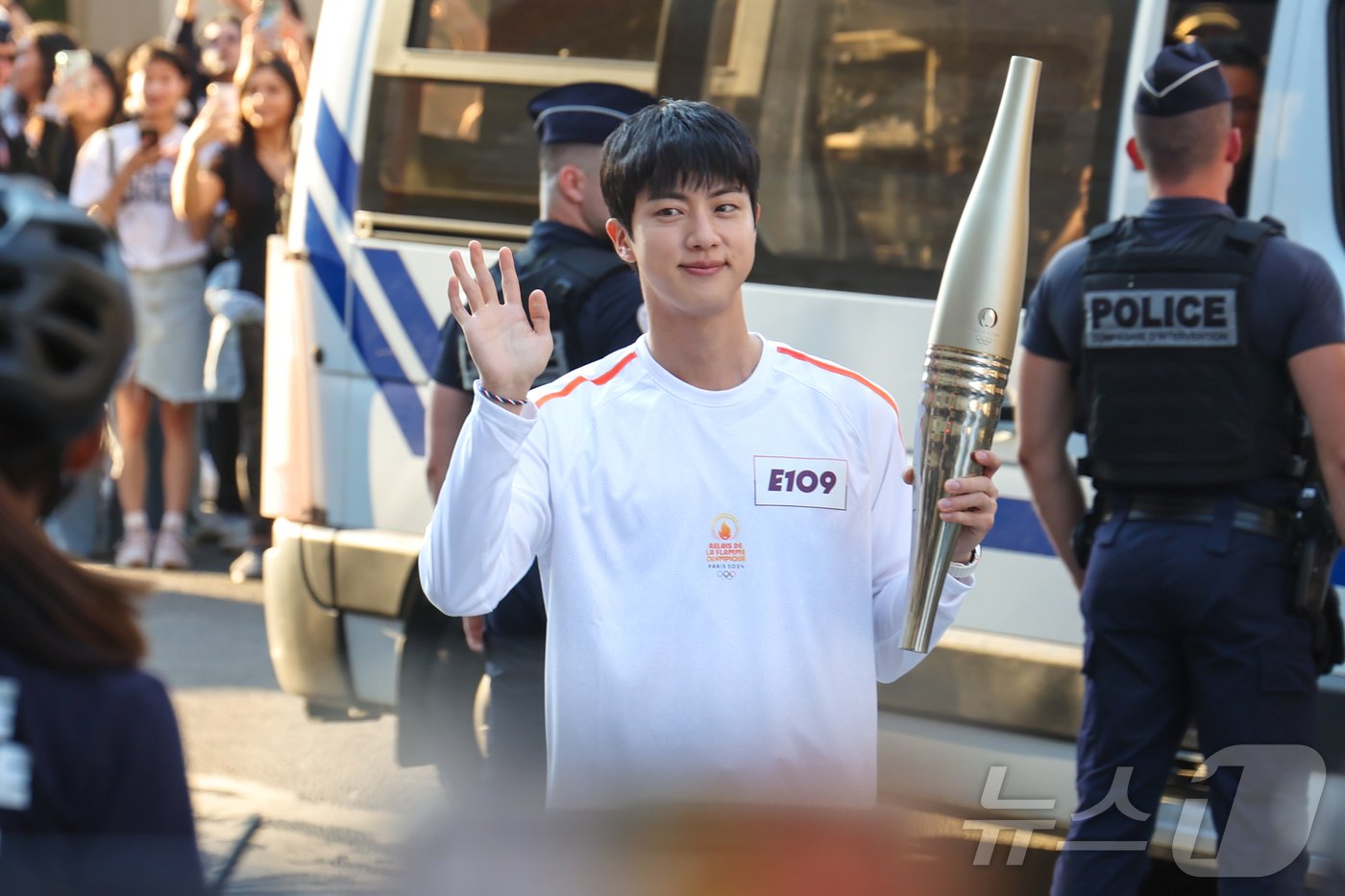 본문 이미지 - 2024 파리 올림픽 성화 봉송 주자로 나선 아이돌 그룹 방탄소년단(BTS)의 맏형 진이 프랑스 혁명기념일인 14일(현지시간) 프랑스 파리 루브르 박물관 인근 도로에서 관중들에게 인사하고 있다. 2024.7.15/뉴스1 ⓒ News1 이준성 기자