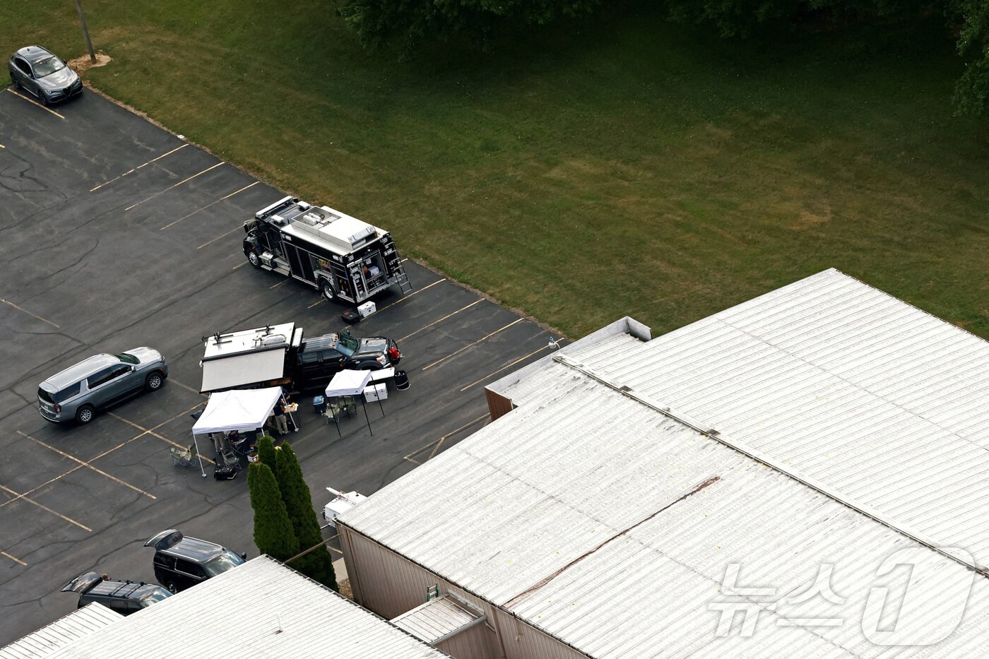 본문 이미지 - 14일(현지시간) 미국 펜실베이니아주 버틀러의 도널드 트럼프 공화당 후보 유세장 인근 건물 지붕에 총격 용의자가 사살당해 흘러내린 핏자국이 보인다. 2024.07.14 ⓒ 로이터=뉴스1 ⓒ News1 정지윤 기자