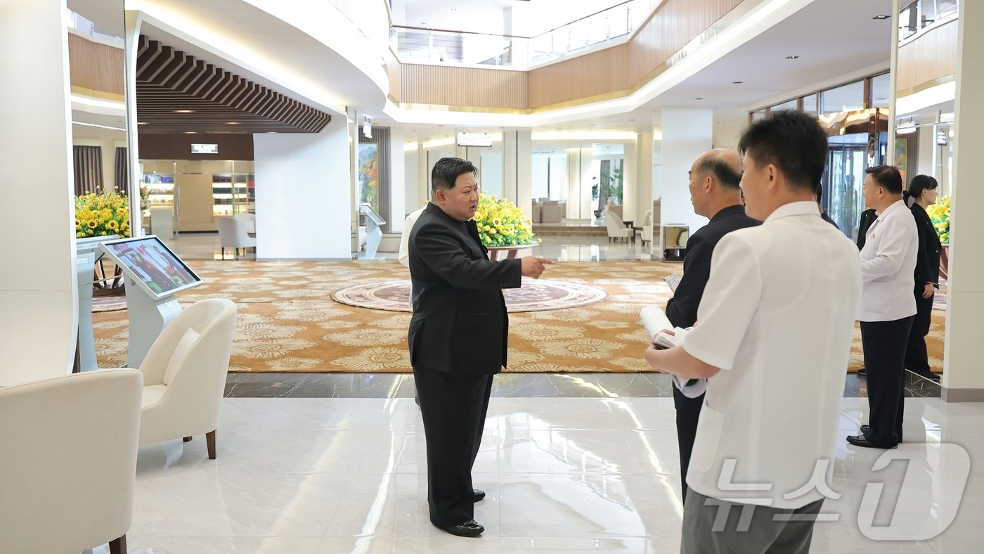 본문 이미지 - (평양 노동신문=뉴스1) = 북한 노동당 기관지 노동신문은 14일 김정은 당 총비서가 지난 11일과 12일 이틀에 걸쳐 삼지연시 건설사업 전반을 현지지도했다고 보도했다. [국내에서만 사용가능. 재배포 금지. DB 금지. For Use Only in the Republic of Korea. Redistribution Prohibited] rodongphoto@news1.kr