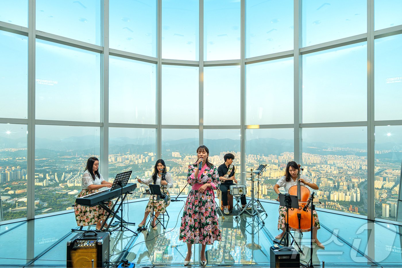 본문 이미지 - 고객 참여형 자율 버스킹 공연 '오픈스테이지 시즌 2'(서울스카이 제공)