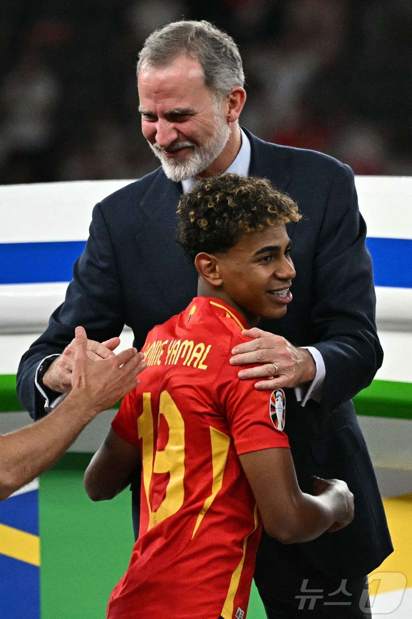 (베를린 AFP=뉴스1) 우동명 기자 = 스페인의 라민 야말이 14일(현지시간) 독일 베를린 올림피아슈타디온에서 열린 유로 2024 결승전에서 '축구 종가' 잉글랜드를 물리치고 유 …
