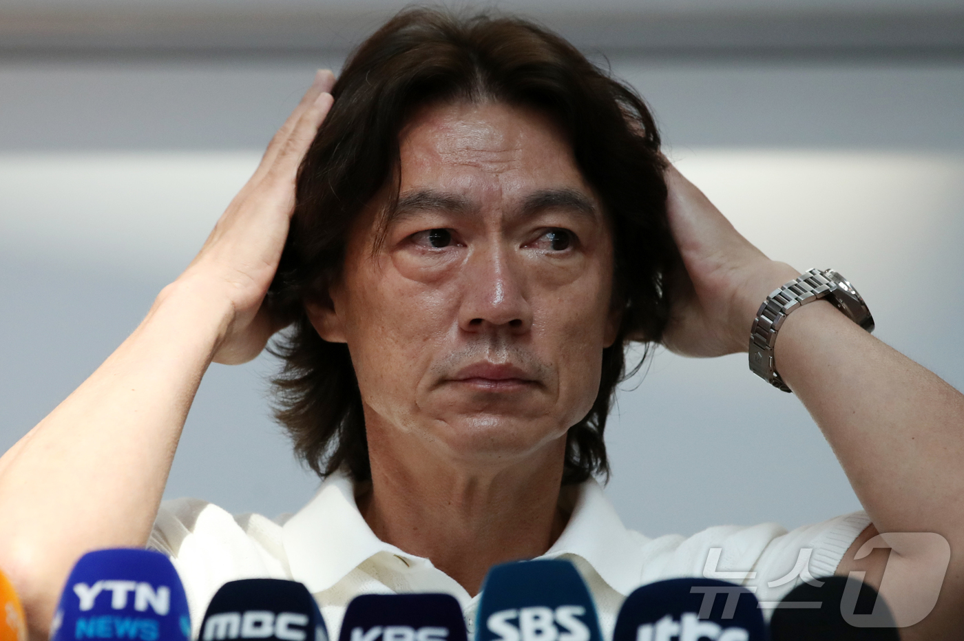 (서울=뉴스1) 이승배 기자 = 홍명보 신임 축구대표팀 감독이 15일 오전 외국인 코칭스태프 선임 관련 업무를 위해 인천국제공항을 통해 출국하기 전 취재진과 인터뷰하고 있다. 20 …